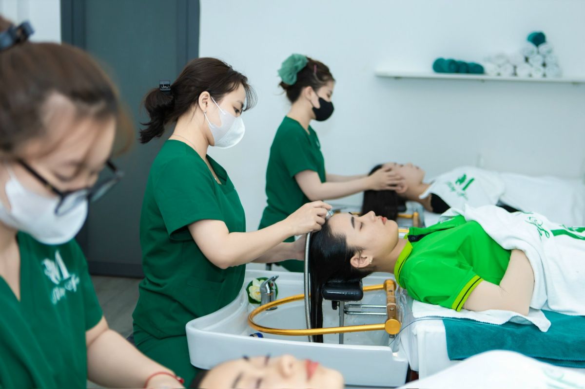 Gội đầu dưỡng sinh gi&uacute;p thư gi&atilde;n v&agrave; t&aacute;i tạo năng lượng hiệu quả