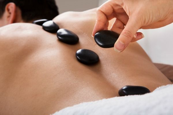 Massage body thu gian kết hợp đ&aacute; n&oacute;ng gi&uacute;p t&aacute;i tạo năng lượng nhanh ch&oacute;ng